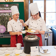 Schülerinnen bei der Suppenausgabe / © Thomas Markowetz 23. Benefizsuppenessen im Linzer Landhaus: „Gemeinsam für mehr Klimagerechtigkeit“