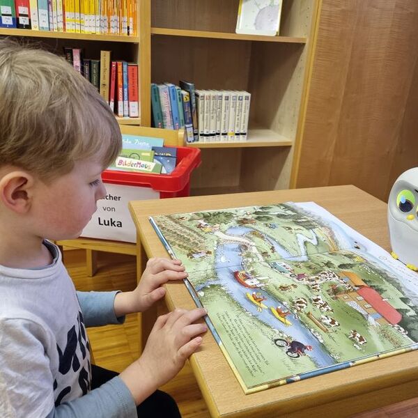 LUKA liest vor / © Bibliothek Kirchberg-Thening Bibliothek Kirchberg-Thening