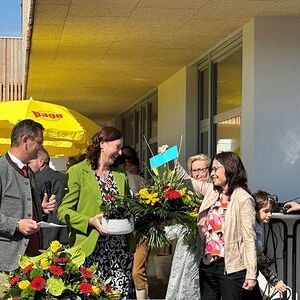 Regionsbegleiterin Ilse Zenisek überreicht ein Geschenk