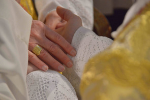 Bischof Ludwig Schwarz salbt die Hände des Neupriesters bei der Priesterweihe im Stift Schlierbach und trägt an der rechten Hand den Bischofsring. © Jack Haijes